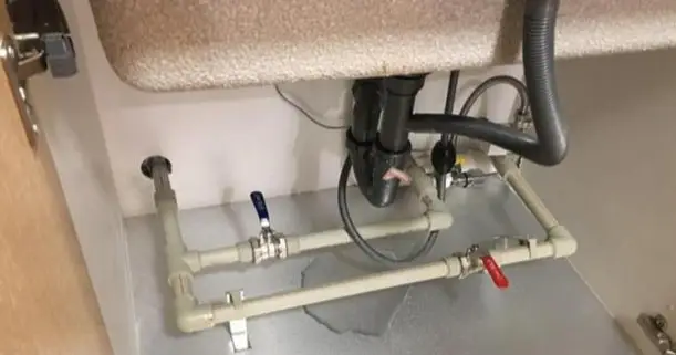 漏水补水槽用什么材料_水槽漏水用什么补_水槽漏水用什么胶水